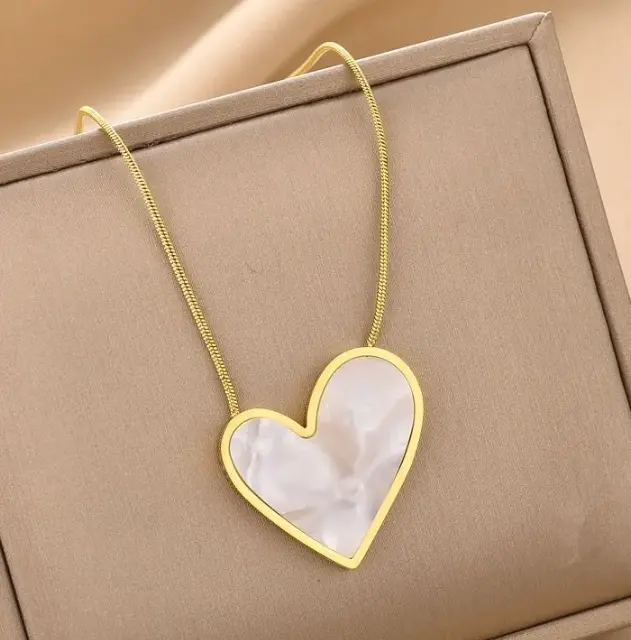 [35673001] Collar Corazon blanco