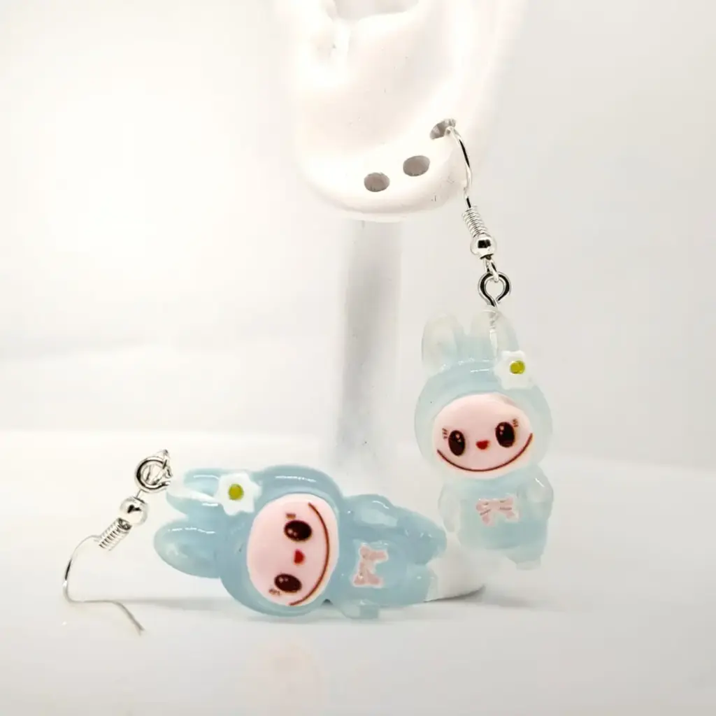 [TiniAcc-4-2] Aretes tipo Labubus Luminoso (Celeste)