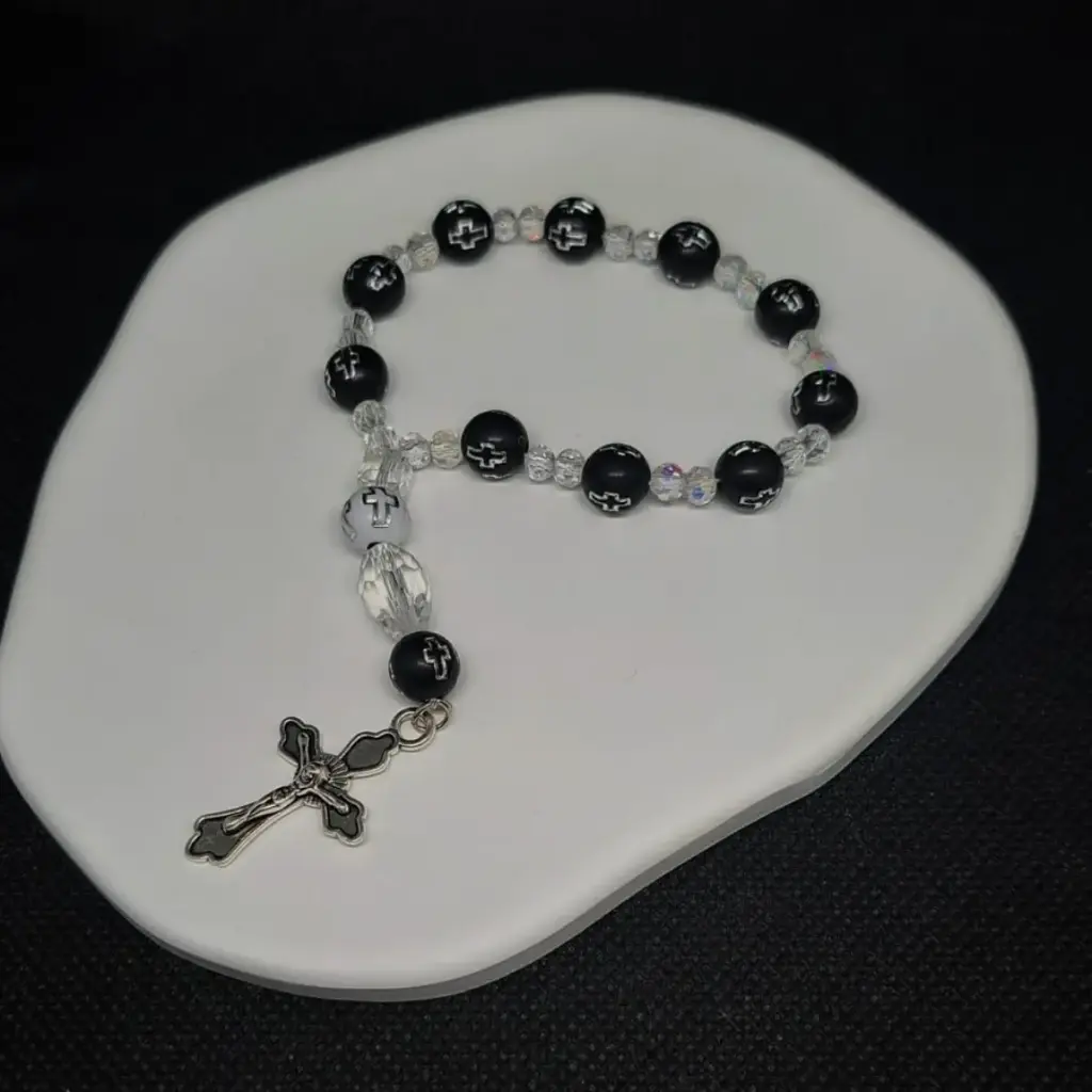 Mini Rosarios con Cruz y Dije Crucifijo Cuentas Negras y Blancas