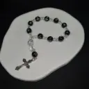 Mini Rosarios con Cruz y Dije Crucifijo Cuentas Negras y Blancas