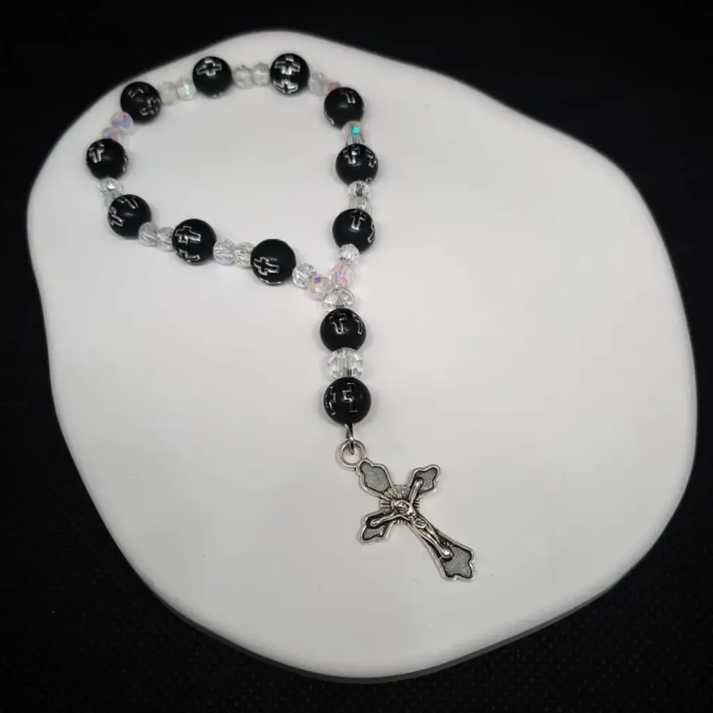[TiniAcc-75] denario con Cruz y Dije Crucifijo Cuentas Negras