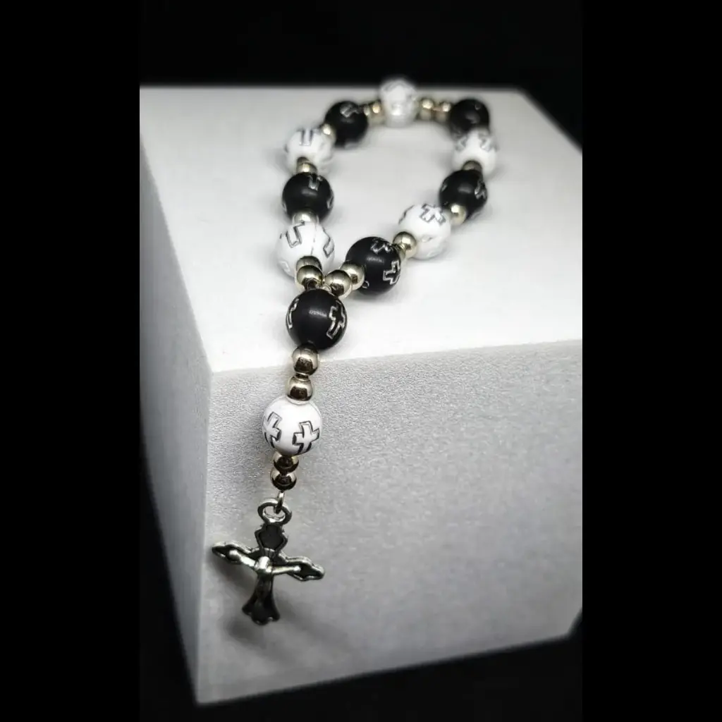 Mini Rosarios de Madera con Cruz y Dije Crucifijo Cuentas Blanca y Negras